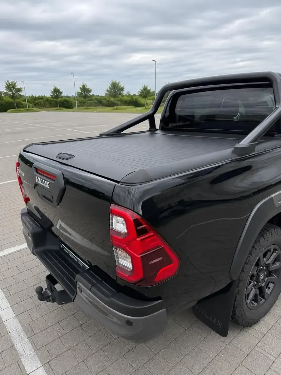 Gebraucht Toyota HiLux 204 PS (150 kW) 2025 Schwarz Pickup