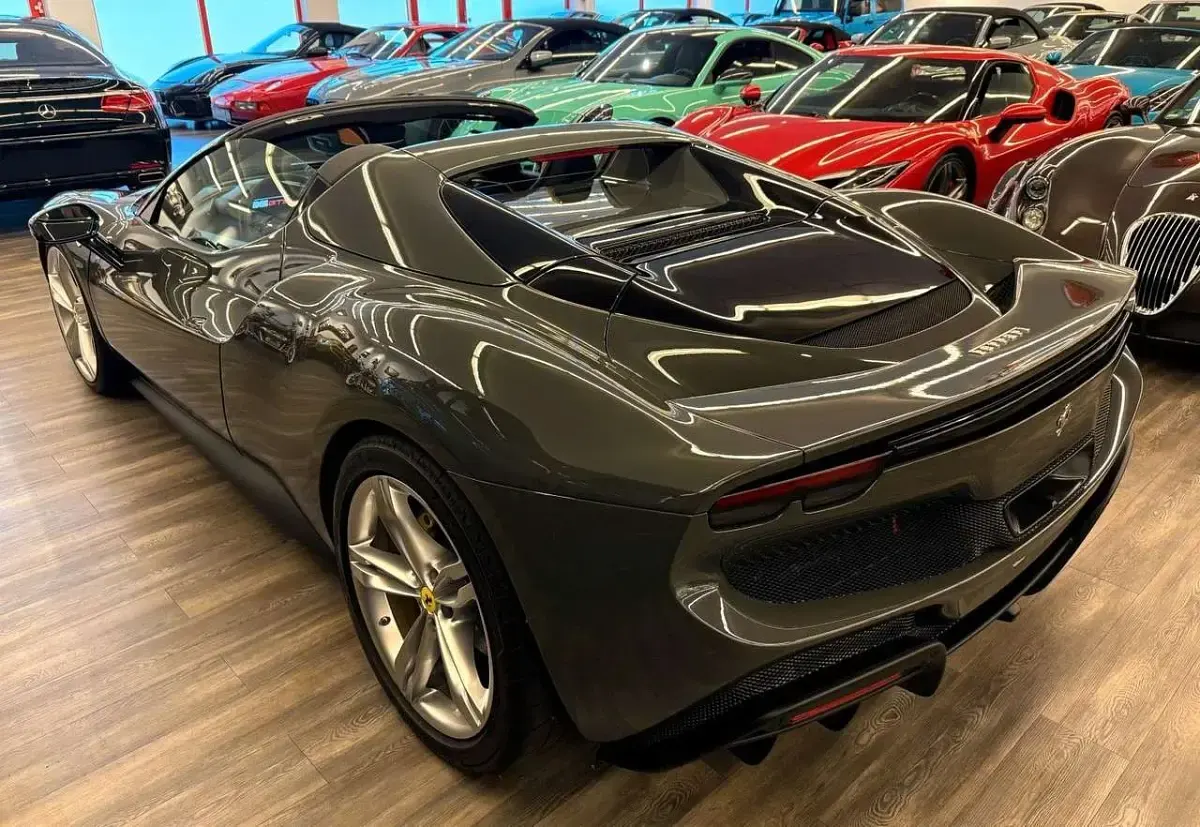 Nouă Ferrari 296 820 CP (603 kW) 2025 Gri Cabrio