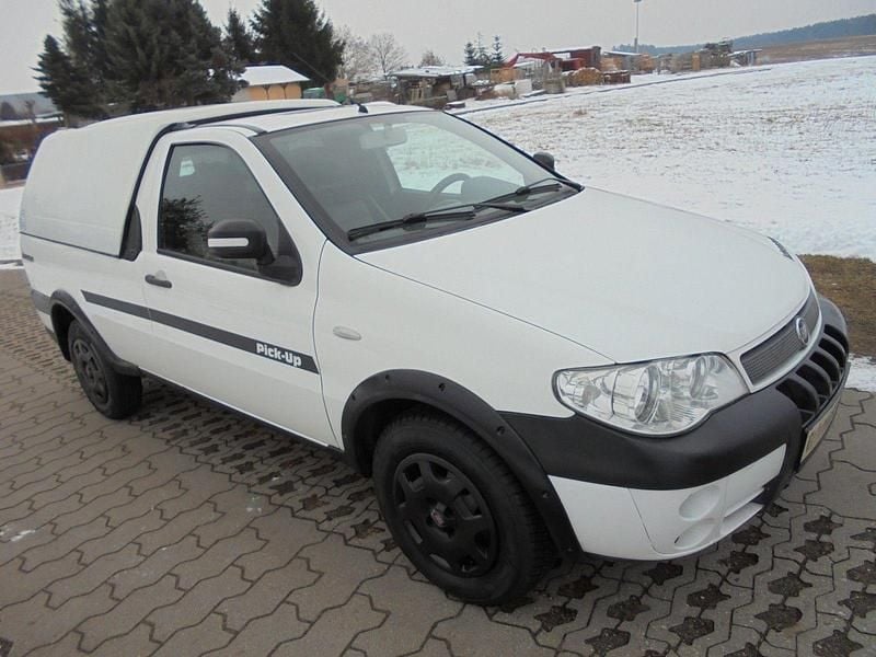 Second-hand Fiat Strada 84 CP (61 kW) 2011 Alb Pickup