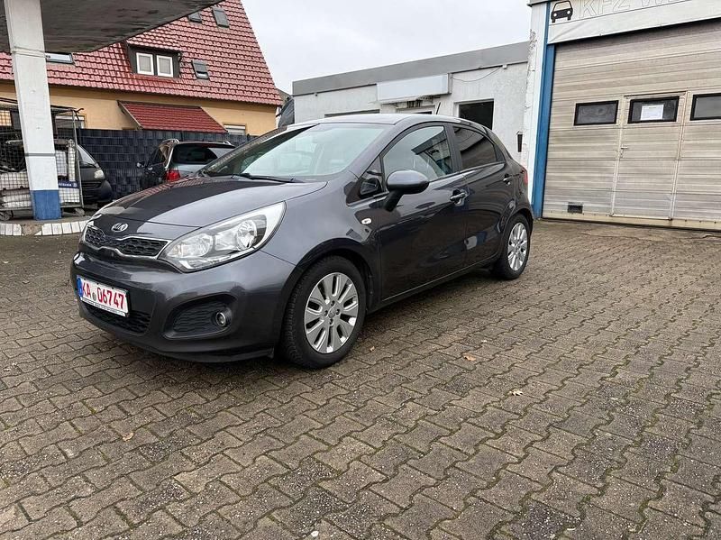Grau Gebraucht 2014 Kia Rio FIFA World Cup Edition Kleinwagen | 6.950 € (Fairer Preis) - Bild 1/4