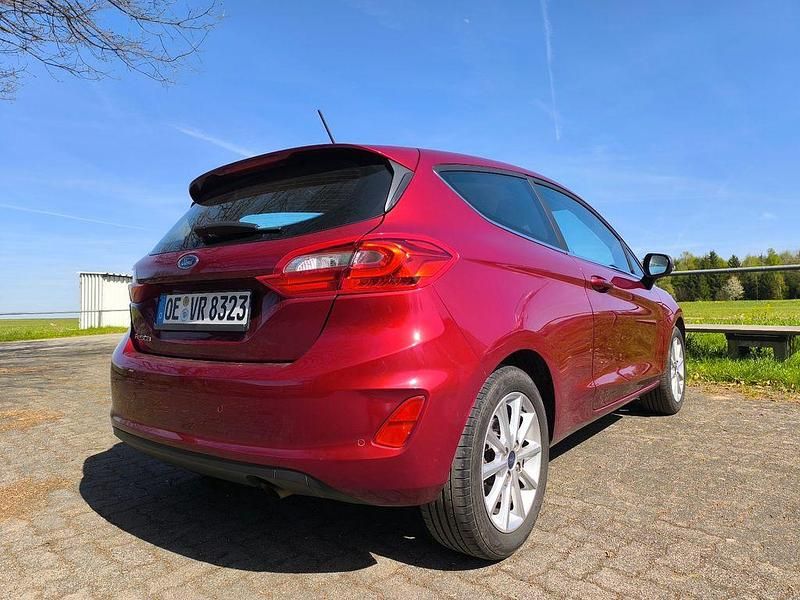 Gebraucht Ford Fiesta Titanium 125 PS (91 kW) 2018 Rot Kleinwagen