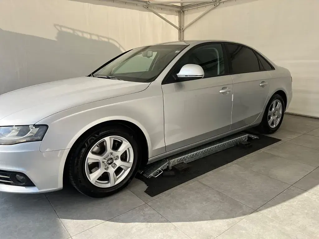 Używany Audi A4 Attraction 179 KM (131 kW) 2008 Srebrny Sedan/Limuzyna