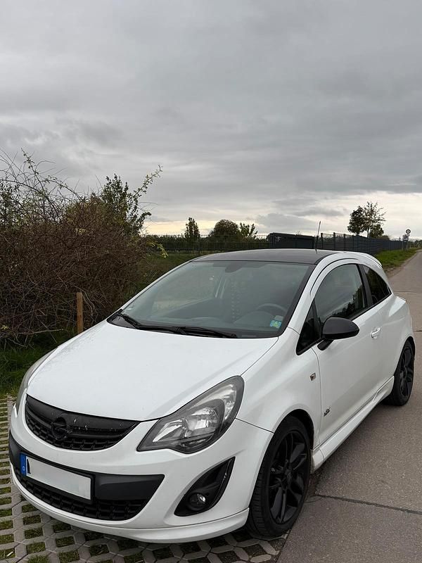 Weiß Gebraucht 2013 Opel Corsa S Coupé | 4.200 € (Etwas zu teuer) - Bild 1/4