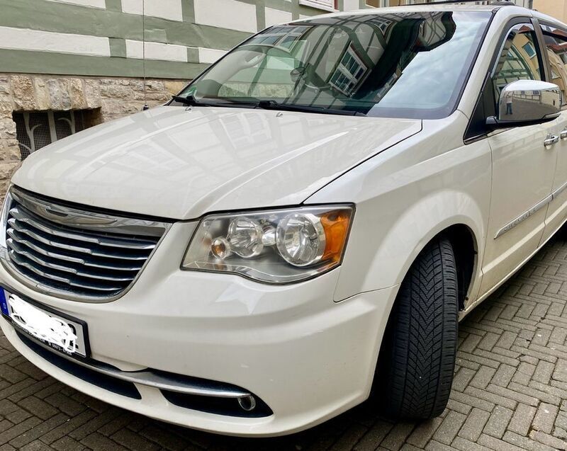 Weiß Gebraucht 2013 Chrysler Town & Country Limited Van / Kleinbus | 10.000 € - Bild 1/4