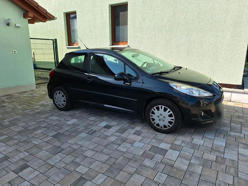 Gebraucht Peugeot 207 95 PS (69 kW) 2011 Schwarz Kleinwagen