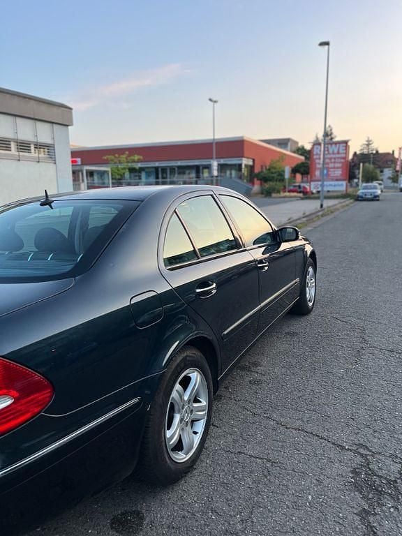 Blau Gebraucht 2003 Mercedes E200 Elegance Limousine | 4.500 € (Guter Preis) - Bild 1/4