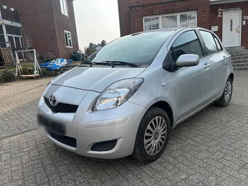 Gebraucht Toyota Yaris 69 PS (50 kW) 2011 Silber Kleinwagen