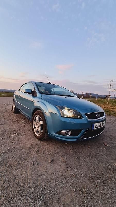 Blau Gebraucht 2006 Ford Focus Cabriolet Titanium Cabrio | 3.380 € - Bild 1/4