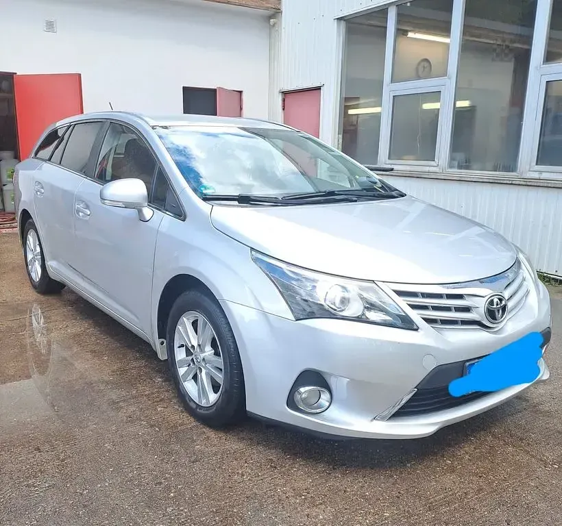 Gebraucht Toyota Avensis Life 124 PS (91 kW) 2012 Silber Kombi