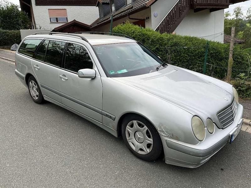 Silber Gebraucht 2001 Mercedes E220 Kombi | 2.199 € (Superpreis) - Bild 1/4