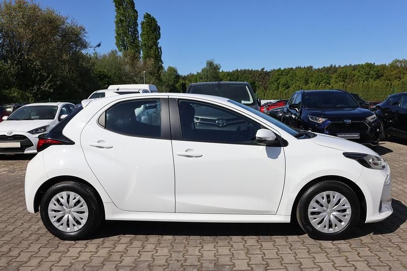 Gebraucht Toyota Yaris Basis 72 PS (52 kW) 2022 Weiß Limousine