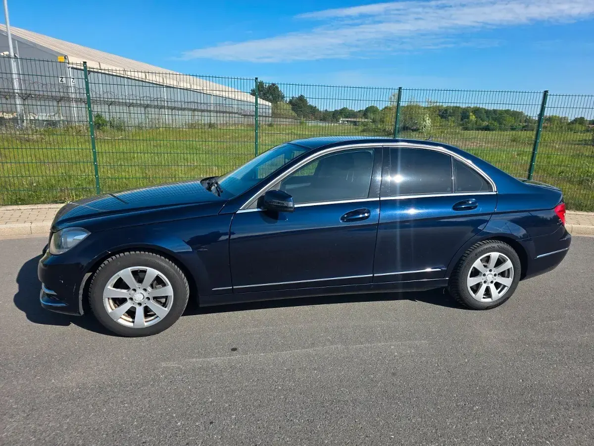 Second-hand Mercedes C220 Avantgarde 170 CP (125 kW) 2012 Albastru Berlinǎ