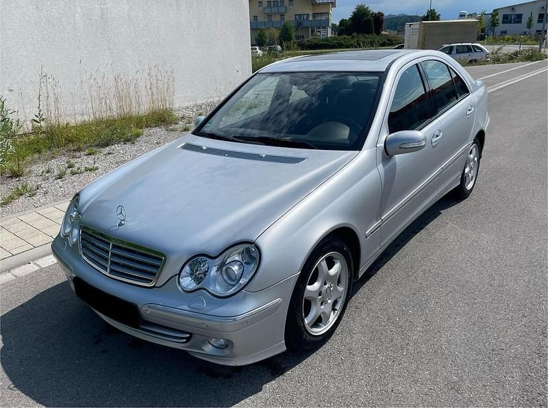 Silber Gebraucht 2006 Mercedes C220 Limousine | 3.900 € - Bild 1/4