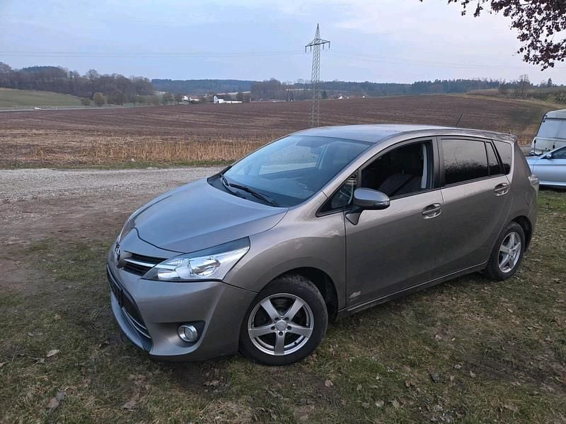 Gebraucht Toyota Verso 111 PS (81 kW) 2013 Silber Van / Kleinbus