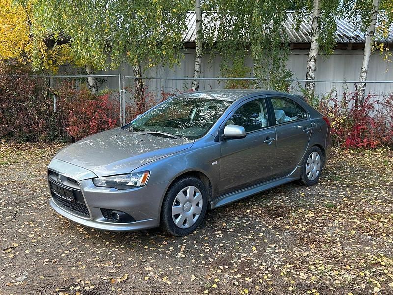 Grau Gebraucht 2013 Mitsubishi Lancer Sportback Intense Limousine | 4.899 € - Bild 1/4