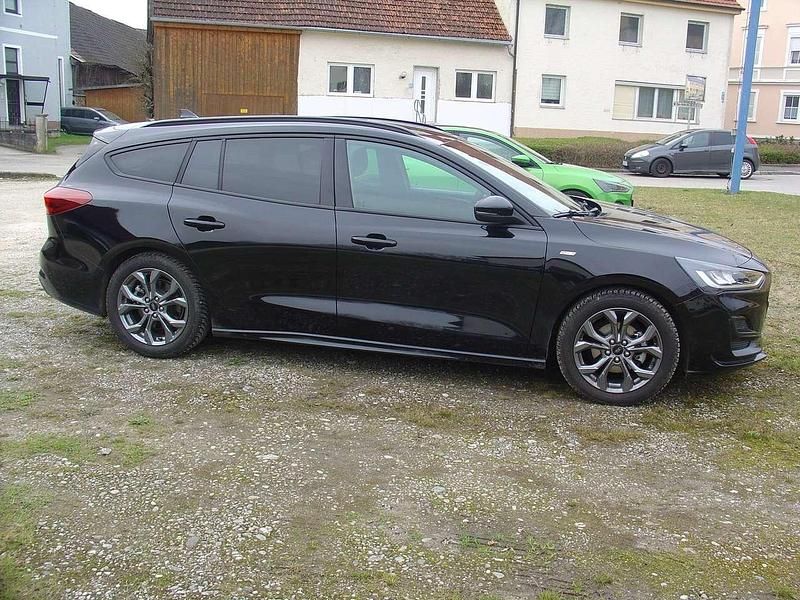 Gebraucht Ford Focus ST-Line 125 PS (91 kW) 2024 Obsidianschwarz metallic Kombi