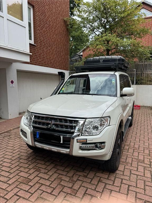 Weiß Gebraucht 2016 Mitsubishi Pajero Diamant Edition SUV | 41.900 € - Bild 1/4