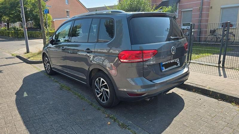 Grau Gebraucht 2018 VW Touran Join Van / Kleinbus | 15.000 € (Guter Preis) - Bild 1/4