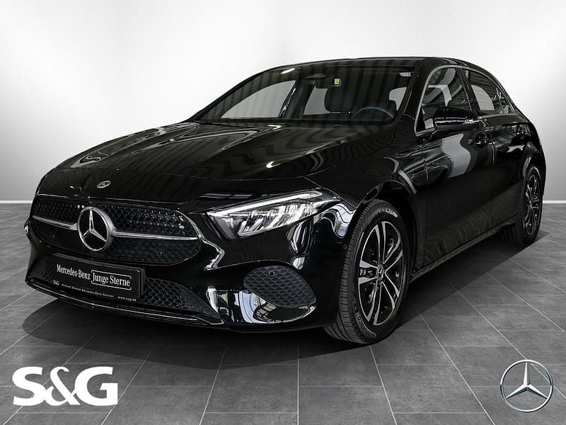 Metalliclack kosmosschwarz Gebraucht 2023 Mercedes A180 Progressive Limousine | 27.770 € (Fairer Preis) - Bild 1/4