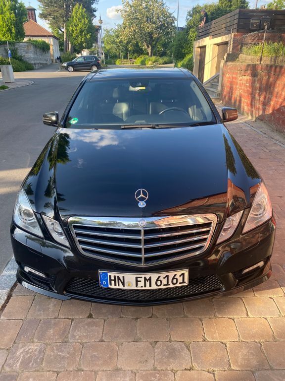 Schwarz Gebraucht 2011 Mercedes E220 Avantgarde Limousine | 11.900 € (Etwas zu teuer) - Bild 1/4