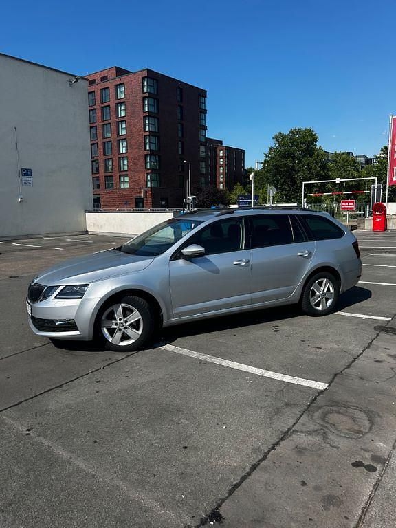 Silber Gebraucht 2018 Skoda Octavia Ambition Kombi | 12.200 € (Guter Preis) - Bild 1/4