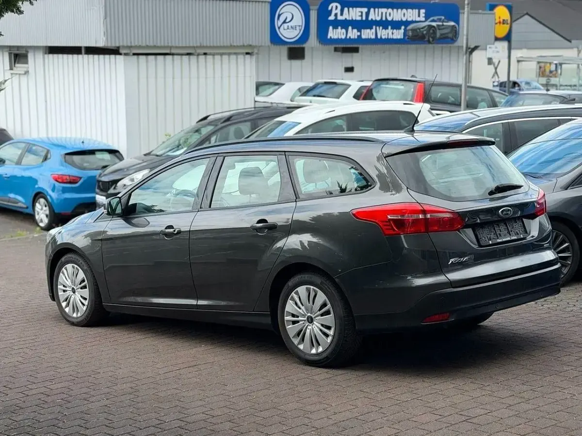 Gebraucht Ford Focus Business Edition 125 PS (91 kW) 2017 Grau Kombi