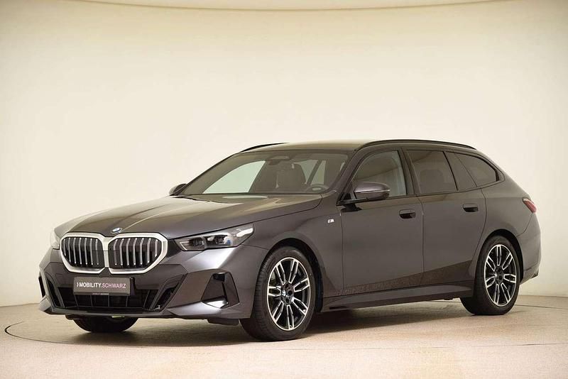 Sophistograu metallic Gebraucht 2024 BMW 520 M Sport Kombi | 50.580 € (Superpreis) - Bild 1/4
