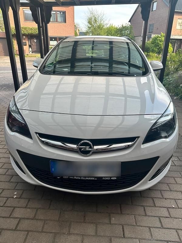 Weiß Gebraucht 2016 Opel Astra Selection Kombi | 5.800 € (Superpreis) - Bild 1/4