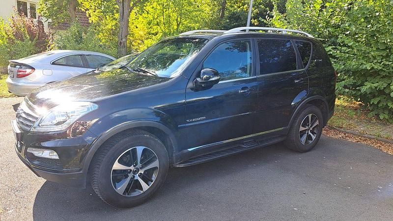 Schwarz Gebraucht 2016 Ssangyong (KGM) Rexton Sapphire SUV | 10.500 € - Bild 1/4