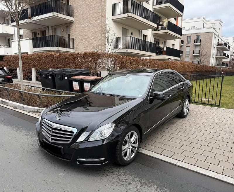 Gebraucht Mercedes E220 Avantgarde 170 PS (125 kW) 2012 Schwarz Limousine