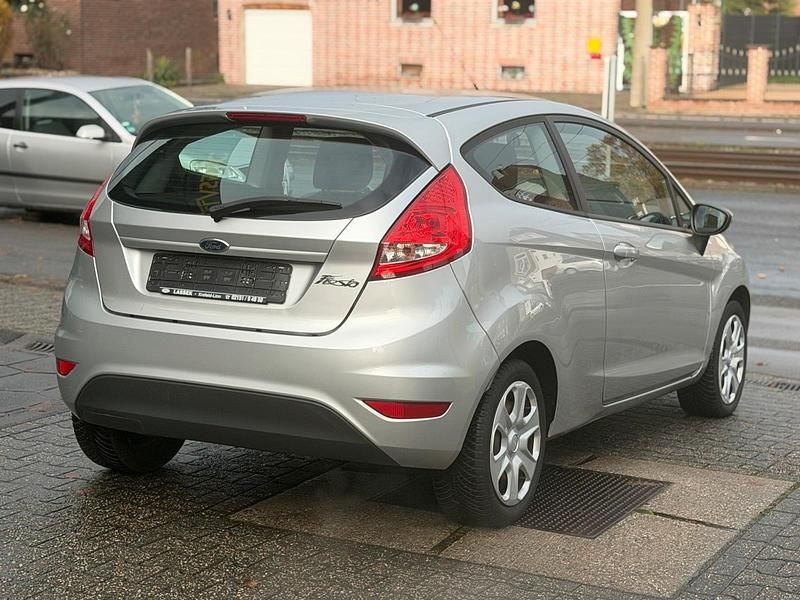 Gebraucht Ford Fiesta 60 PS (44 kW) 2011 Silber Kleinwagen