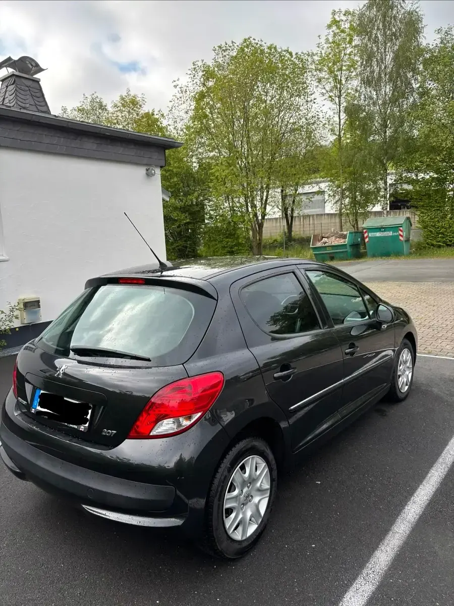 Gebraucht Peugeot 207 Tendance 95 PS (69 kW) 2011 Schwarz Kleinwagen
