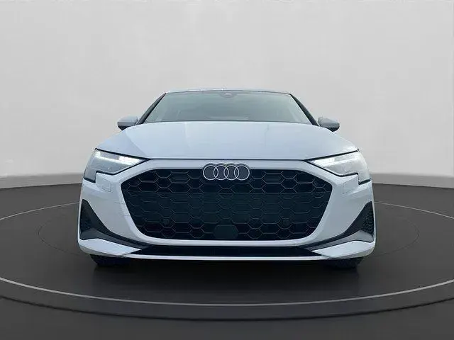 Gebraucht Audi A3 Sport 150 PS (110 kW) 2025 Arkonaweiß Limousine
