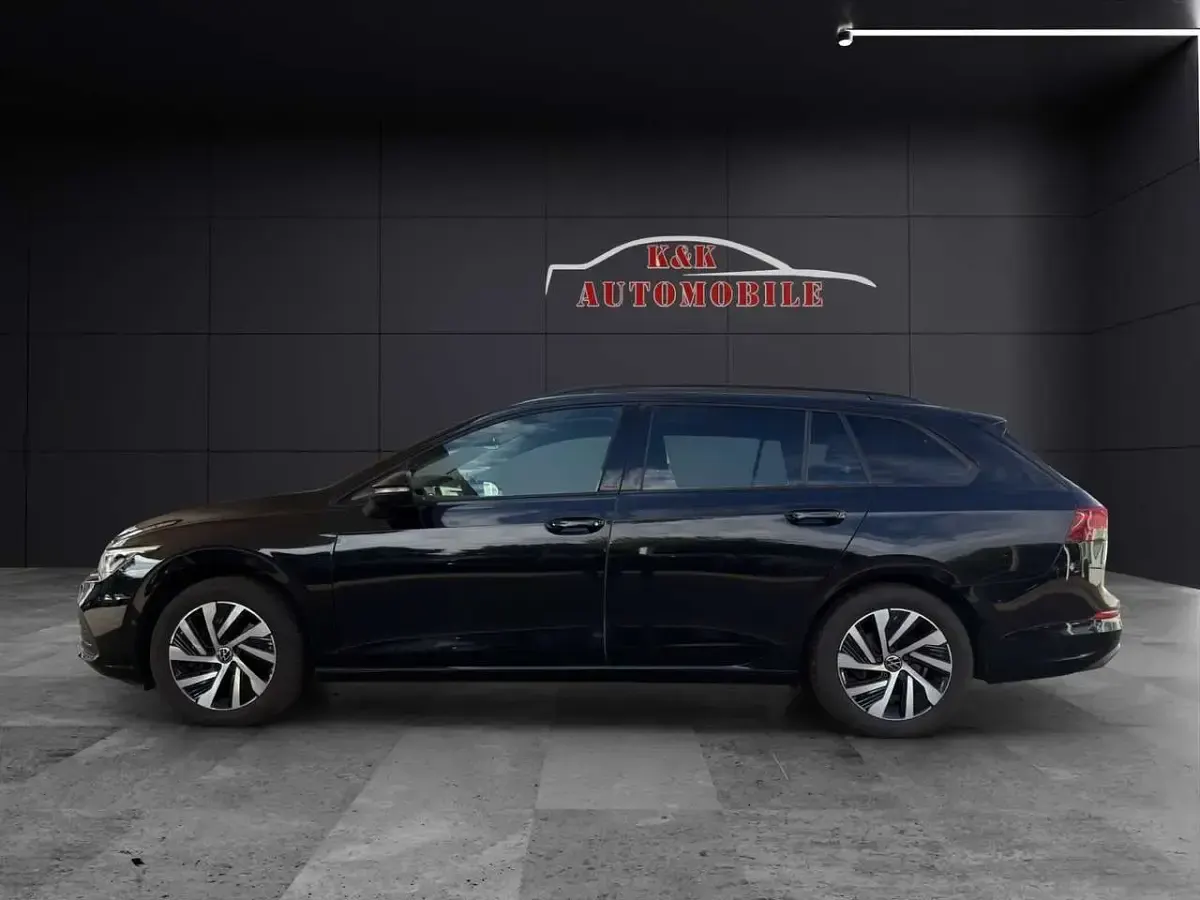 Gebraucht VW Golf VIII Life 150 PS (110 kW) 2023 Deep black perleffekt Kombi
