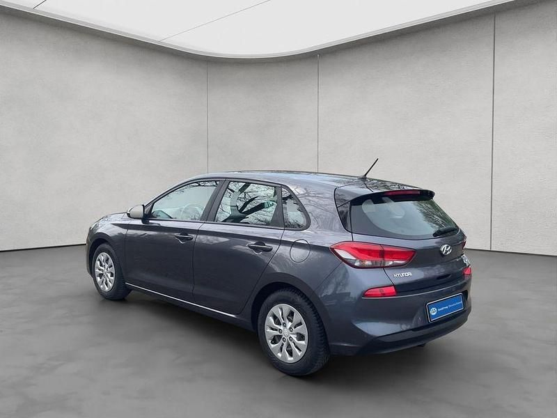 Gebraucht Hyundai i30 Select 120 PS (88 kW) 2018 Grau Limousine