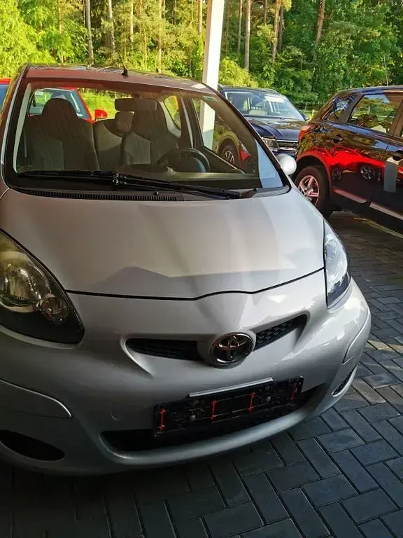 Gebraucht Toyota Aygo 68 PS (50 kW) 2010 Silber Kleinwagen