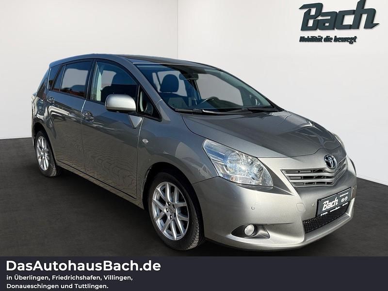 Gebraucht Toyota Verso Travel 147 PS (108 kW) 2012 Silber Van / Kleinbus