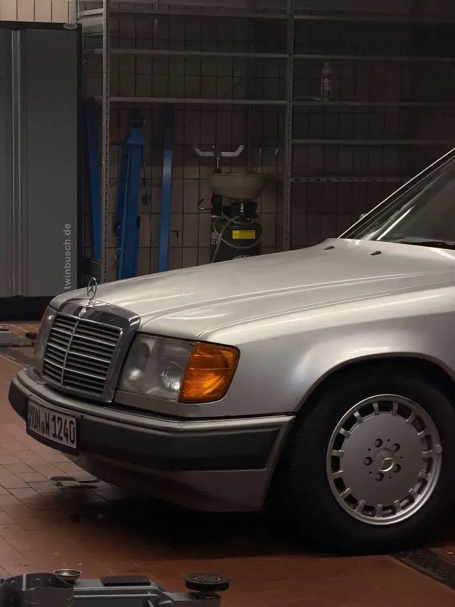 Używany Mercedes E220 150 KM (110 kW) 1993 Srebrny Sedan/Limuzyna