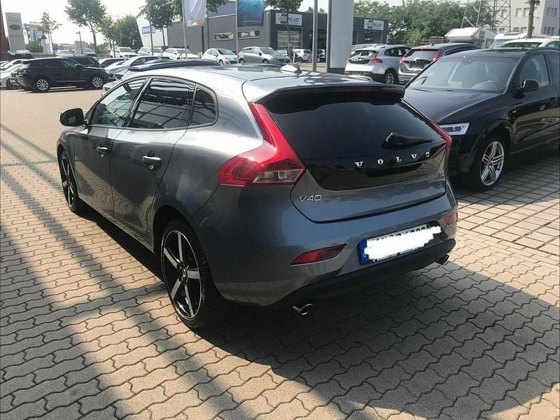 Gebraucht Volvo V40 Momentum 152 PS (111 kW) 2016 Grau Limousine