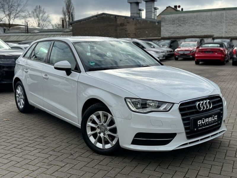 Weiß Gebraucht 2015 Audi A3 Sportback Attraction Limousine | 9.860 € (Fairer Preis) - Bild 1/4