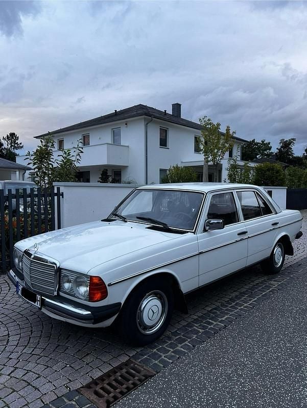 Weiß Gebraucht 1979 Mercedes 200 Limousine | 14.500 € - Bild 1/4