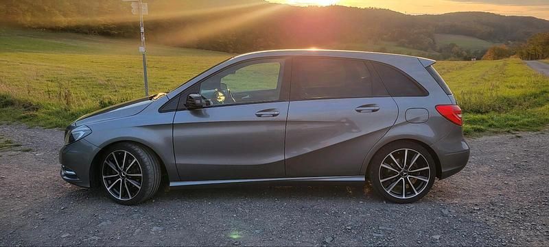 Gebraucht Mercedes B200 156 PS (114 kW) 2014 Grau Van / Kleinbus