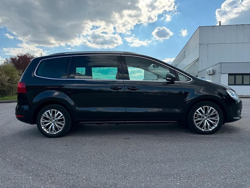 Second-hand VW Sharan 140 CP (102 kW) 2011 Negru Monovolum