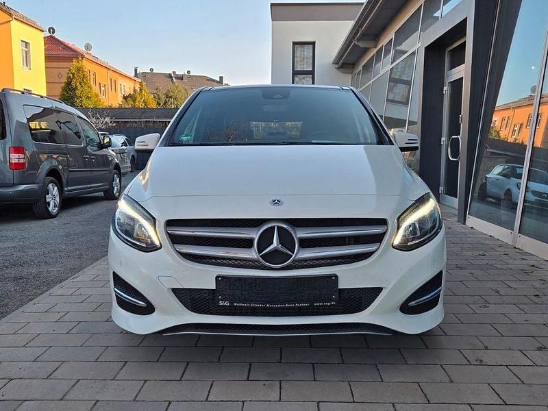Gebraucht Mercedes B200 156 PS (114 kW) 2017 Weiß Van / Kleinbus