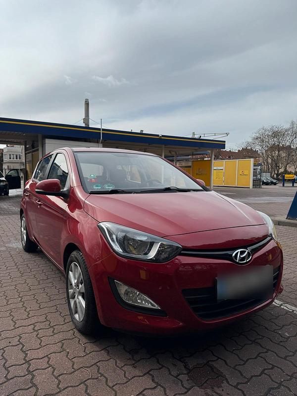 Gebraucht Hyundai i20 86 PS (63 kW) 2013 Rot Kleinwagen