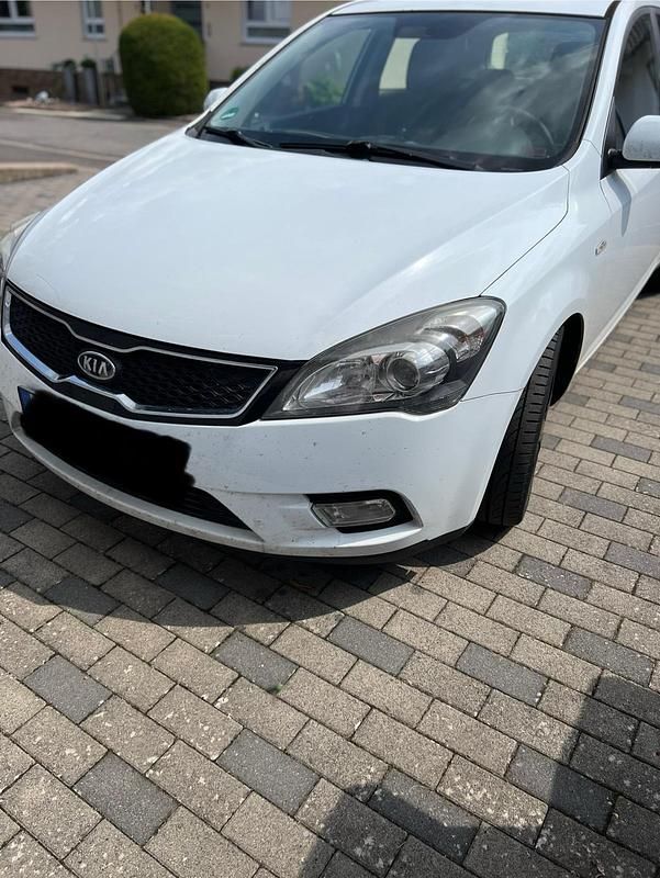 Weiß Gebraucht 2012 Kia Ceed Edition 7 Kleinwagen | 5.700 € (Fairer Preis) - Bild 1/4