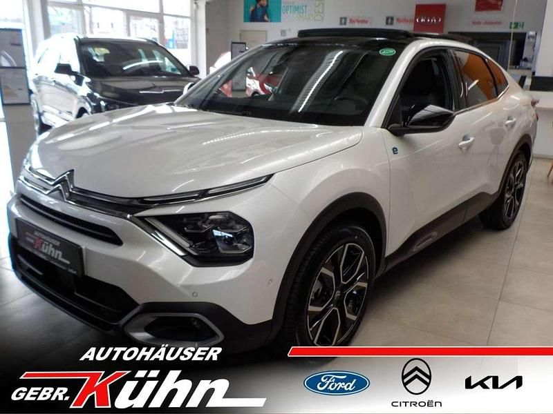 Perlmuttweiß perlmutt lackier Gebraucht 2023 Citroën e-C4 Shine Limousine | 27.850 € - Bild 1/3