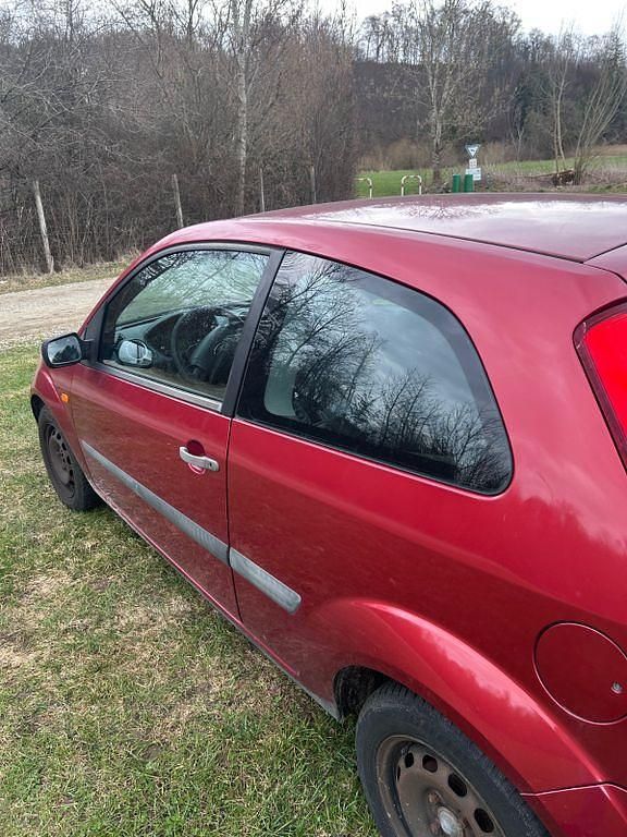 Gebraucht Ford Fiesta Ambiente 70 PS (51 kW) 2005 Rot Kleinwagen