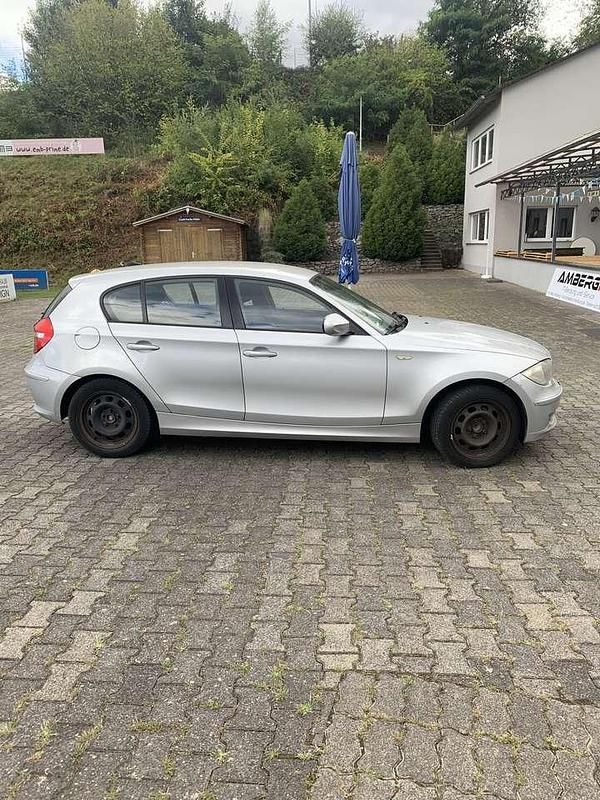 Grau Gebraucht 2012 BMW 120 Kleinwagen | 4.900 € (Guter Preis) - Bild 1/4