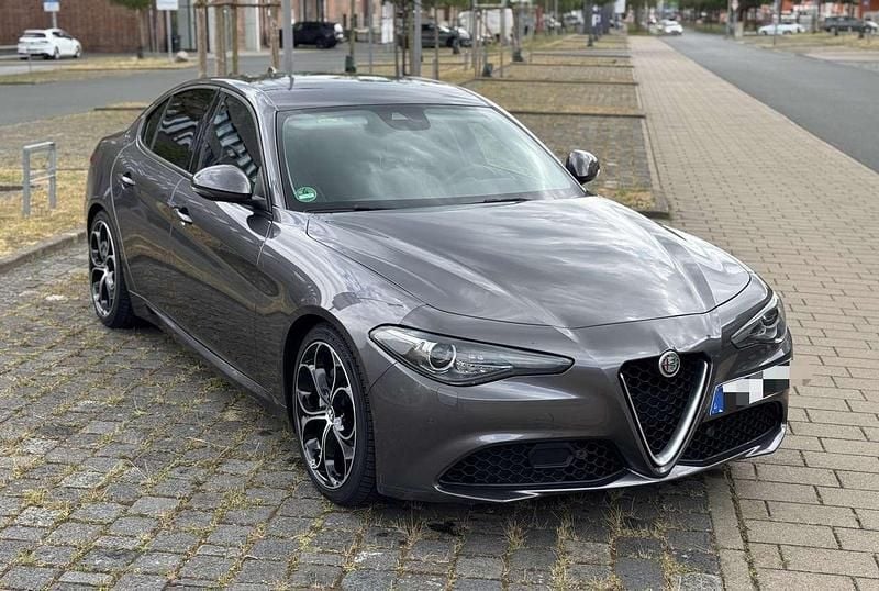 Grau Gebraucht 2017 Alfa Romeo Giulia Limousine | 22.400 € (Fairer Preis) - Bild 1/4